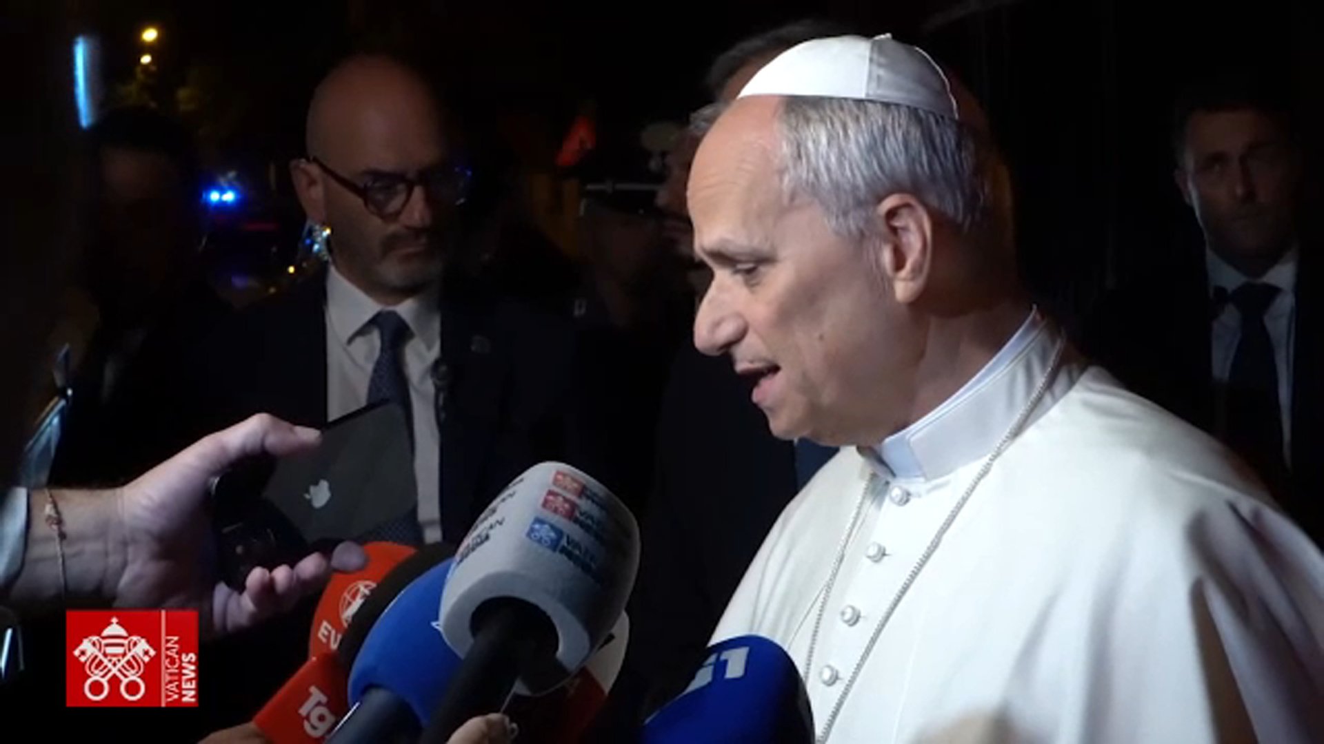 Pope Leo Gives Pathe...